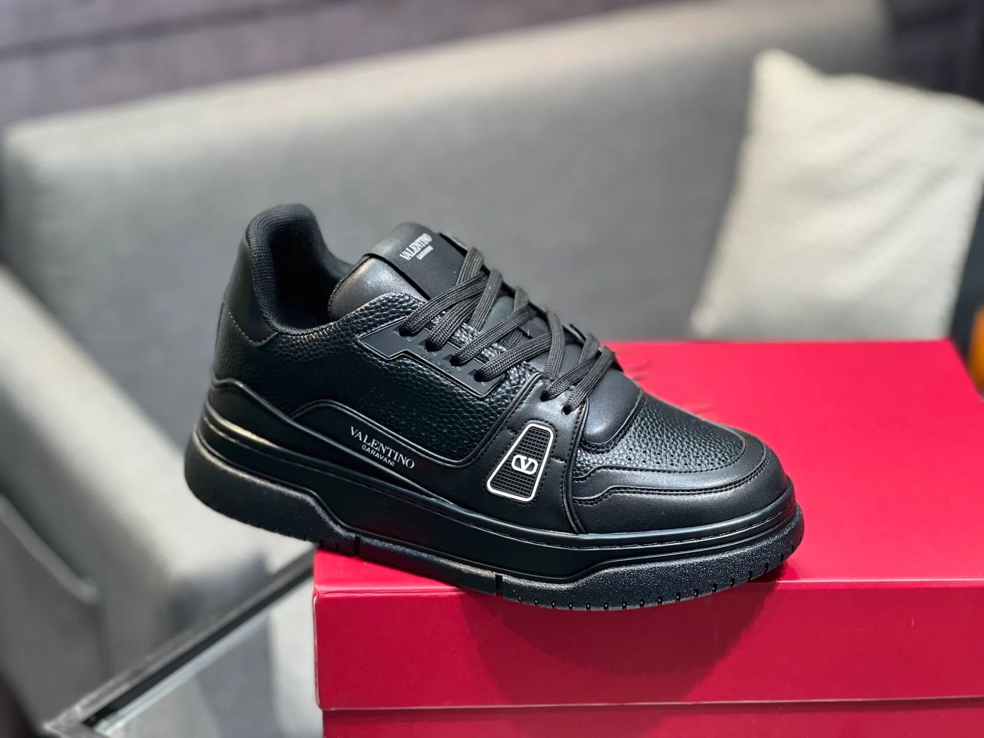 Men's Men's Shoes 💰660 Valentino 2023 early autumn new star shoes are now online! Wang Hedi and Ren Jialun have been worn by many celebrities. Who can refuse the same couple shoes as Wang Hedi! The design of Stars Stab My Heart is cool and spicy. The material of the shoes is cowhide, and every color is beautiful! Size 35-40, men’s size 39-44 (women’s 41, men’s 38, 45🉑️customized)